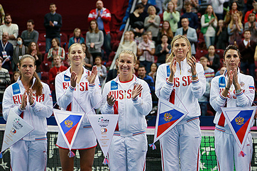 Дарья Касаткина, Екатерина Макарова, Светлана Кузнецова, Мария Шарапова и капитан команды Анастасия Мыскина (слева направо)