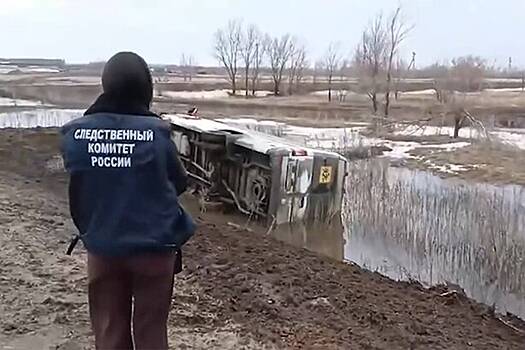 В Саратовской области опрокинулся автобус с детьми