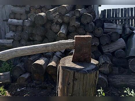 Читинец угрожал соседке топором (18+)