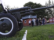 Живым и мёртвым