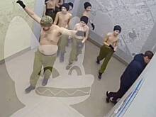 Полуголые подростки напугали жителей дома в российском городе и попали на видео
