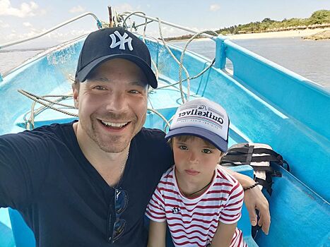 Алексей Чадов восхитил поклонников пляжным фото с 5-летним сыном
