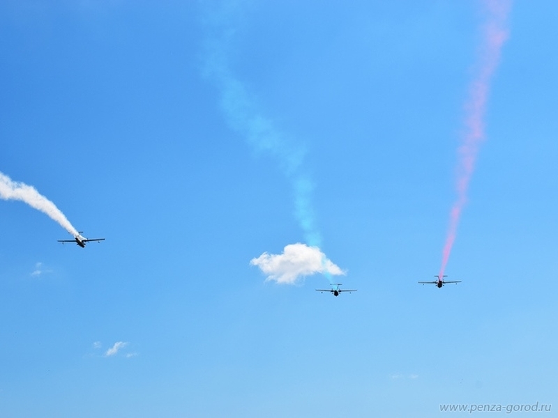 Олег Мельниченко опубликовал видео с самолетами, пролетевшими над Пензой в День Победы