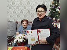 Полицейские Бурятии поздравили со 100-летием труженицу тыла – вдову сотрудника милиции, участника Великой Отечественной войны