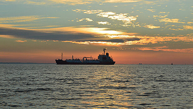 При пожаре на танкере в Каспийском море погиб человек