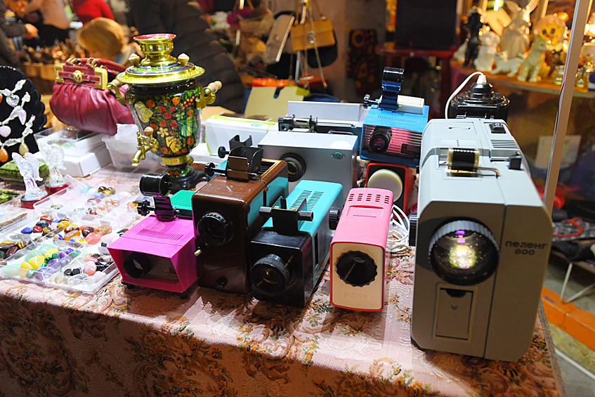 Фильмоскоп сложно назвать игрушкой. Это был серьезный аппарат, который не доверяли детям. Фильмоскоп представлял собой кинопроектор, куда загружалась пленка с диафильмом - слайд-шоу с титрами по мотивам детских сказок и художественных произведений