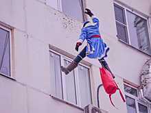 Сотрудники МЧС в костюмах Дедов Морозов поздравили пациентов детской больницы