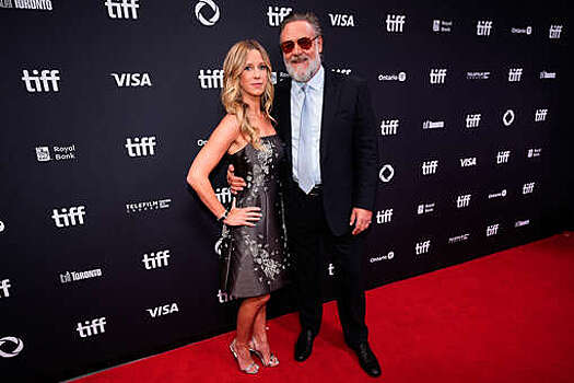 Актер Рассел Кроу появился на публике с возлюбленной Бритни Териот