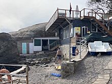 В Крыму спасателя за удивительное спасение дедушки наградили прямо на пляже