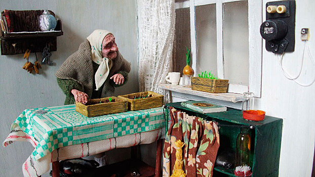 «Многие не могут сдержать слёз»: сибирячка сделала 60 трогательных старушек из пластика