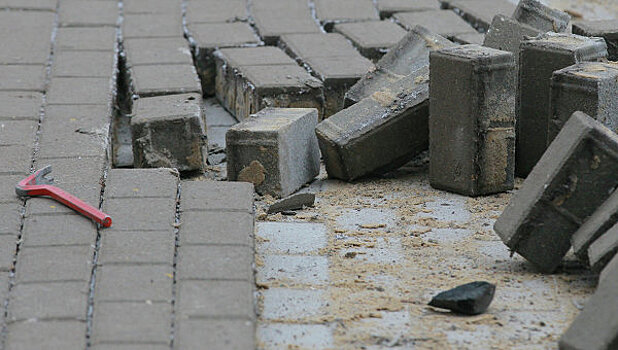 В Москве новую дорожную плитку обработают против скольжения