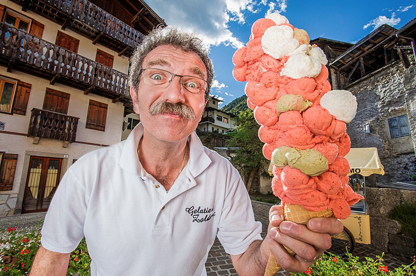 Итальянец Дмитрий Панчера смог наполнить рожок 121 шариком мороженого