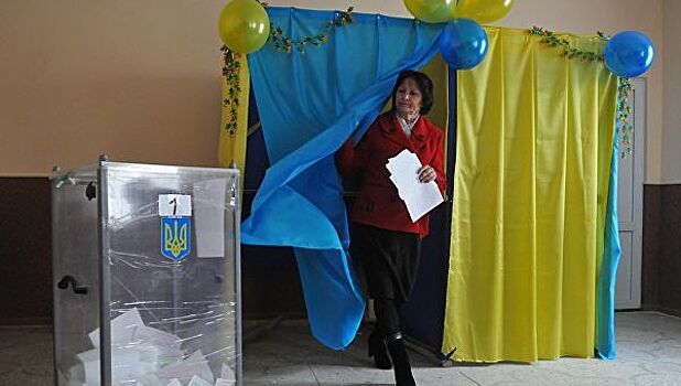 В Киеве десятки человек установили палатки у ЦИК