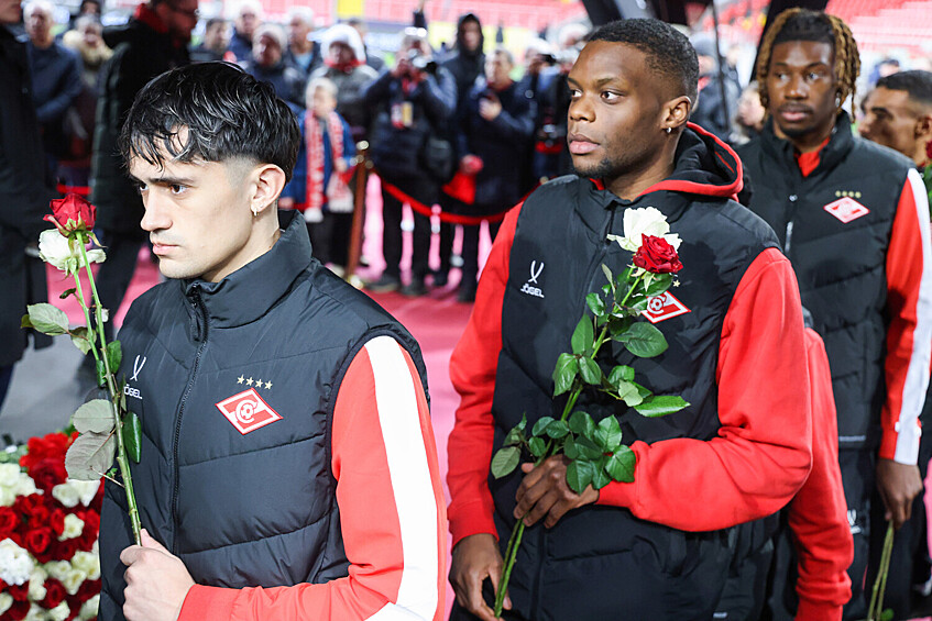 Футболист «Спартака» Пабло Солари, Кристофер Мартинс и Кристофер Ву (слева направо) во время церемонии прощания с олимпийским чемпионом 1956 года и лучшим бомбардиром московского «Спартака» Никитой Симоняном на стадионе «Лукойл Арена» в Москве, 27 ноября 2025 года