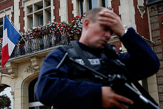 Полиция ворвалась с обысками в дом экс-главы МВД Франции