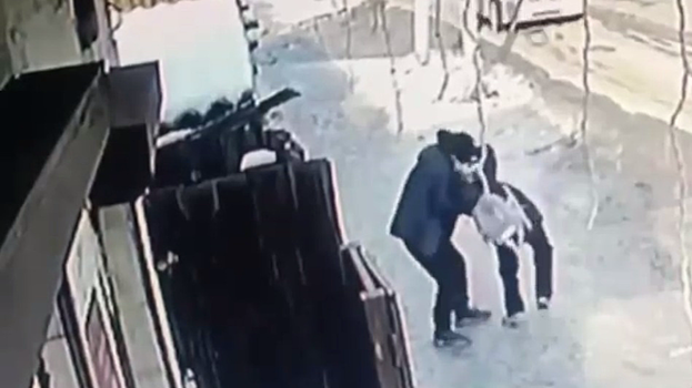 Мужчина повалил девочку на землю и насильно поцеловал ее в Тыве