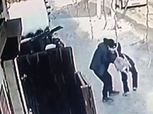 Мужчина повалил девочку на землю и насильно поцеловал ее в Тыве