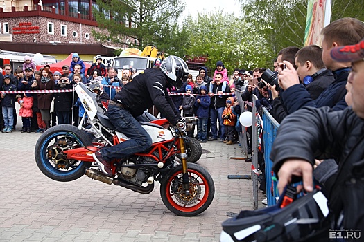 Зарядили адреналином и накормили кашей: смотрим, как в Екатеринбурге прошел «День мотоциклиста»