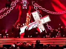 Киркоров извинился за танец на кресте во время своего шоу