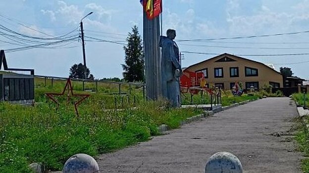 Жителям Богословки грустно смотреть на памятник Воинам-освободителям