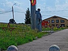 Жителям Богословки грустно смотреть на памятник Воинам-освободителям