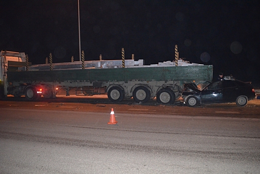 Пассажир и водитель легковушки умерли под колесами грузовика