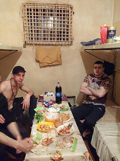 Заключенные могут покупать продукты на заработанные деньги.