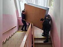 Сотрудники ИК №12 помогли социальному центру в Сарапуле сделать перестановку