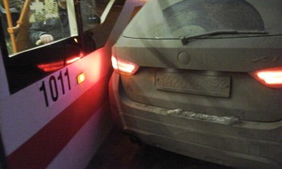 Водитель «БМВ» припарковался вплотную к трамвайными рельсам и заблокировал движение