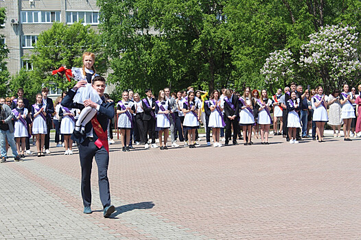 Министр образования Приморского края поздравила выпускников школы №25 Уссурийска