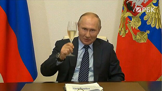 Какое шампанское пил Путин во время поздравления Михалкова