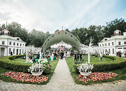 Каково это, создавать главную фантазийную вечеринку лета Midsummer Night's Dream