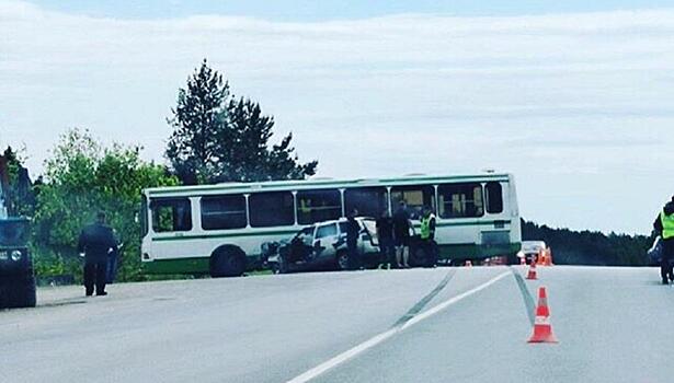 В Кирово-Чепецком районе столкнулись пассажирский автобус и автомобиль