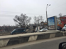 "Раскройте рты, сорвите уборы": по виадуку мчатся девушки-мажоры