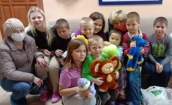 Семью из Курской области с 9-ю детьми, проживающую в аварийном доме, переселят летом