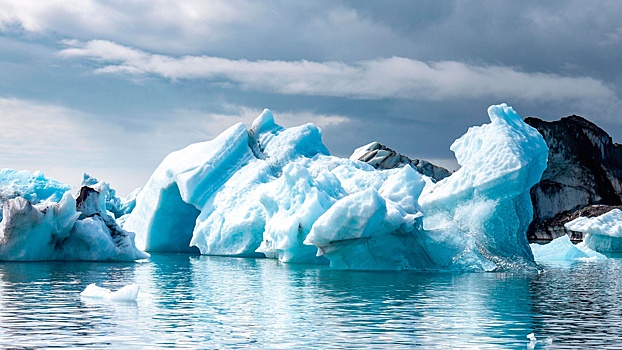 Крупнейший в мире айсберг начал разрушаться