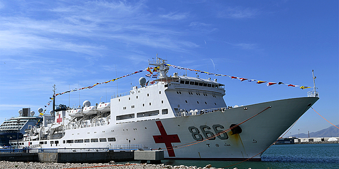 Плавучий госпиталь ВМС НОАК "Мирный ковчег" прибыл в Малагу