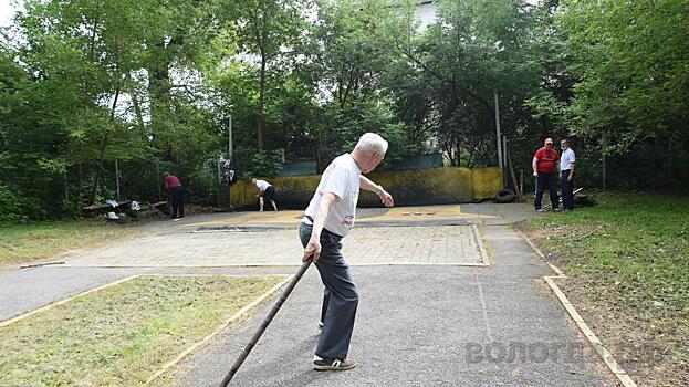 90-летние спортсмены вышли отмечать День физкультурника в Вологде