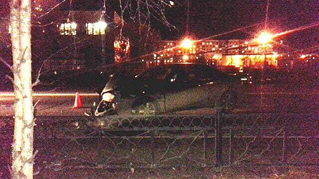 В Новом Уренгое лишённый прав водитель иномарки врезался в бетонный столб. ФОТО