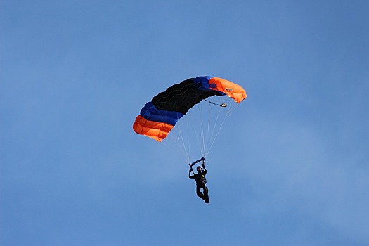В Удмуртии опытный парашютист скончался в больнице после неудачного прыжка