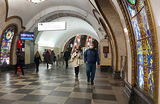 Фиксация лиц и «праздношатания»: зачем в московском метро установят экраны с камерами?
