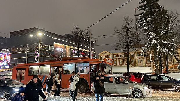Троллейбус столкнулся с иномаркой на площади Лядова в Нижнем Новгороде