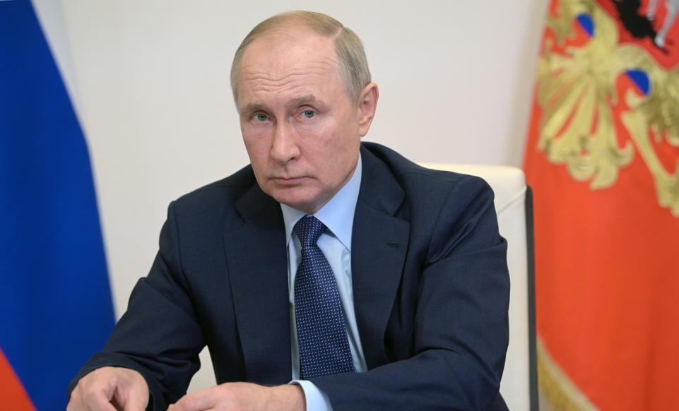 Путин пошутил о скором приближении зимы на фоне промозглого лета