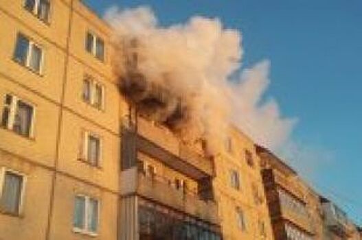 Красноярские пожарные спасли из горящей квартиры пятерых человек