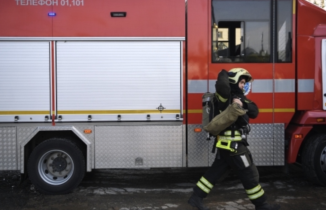 МЧС: В Челябинске загорелось производственное помещение