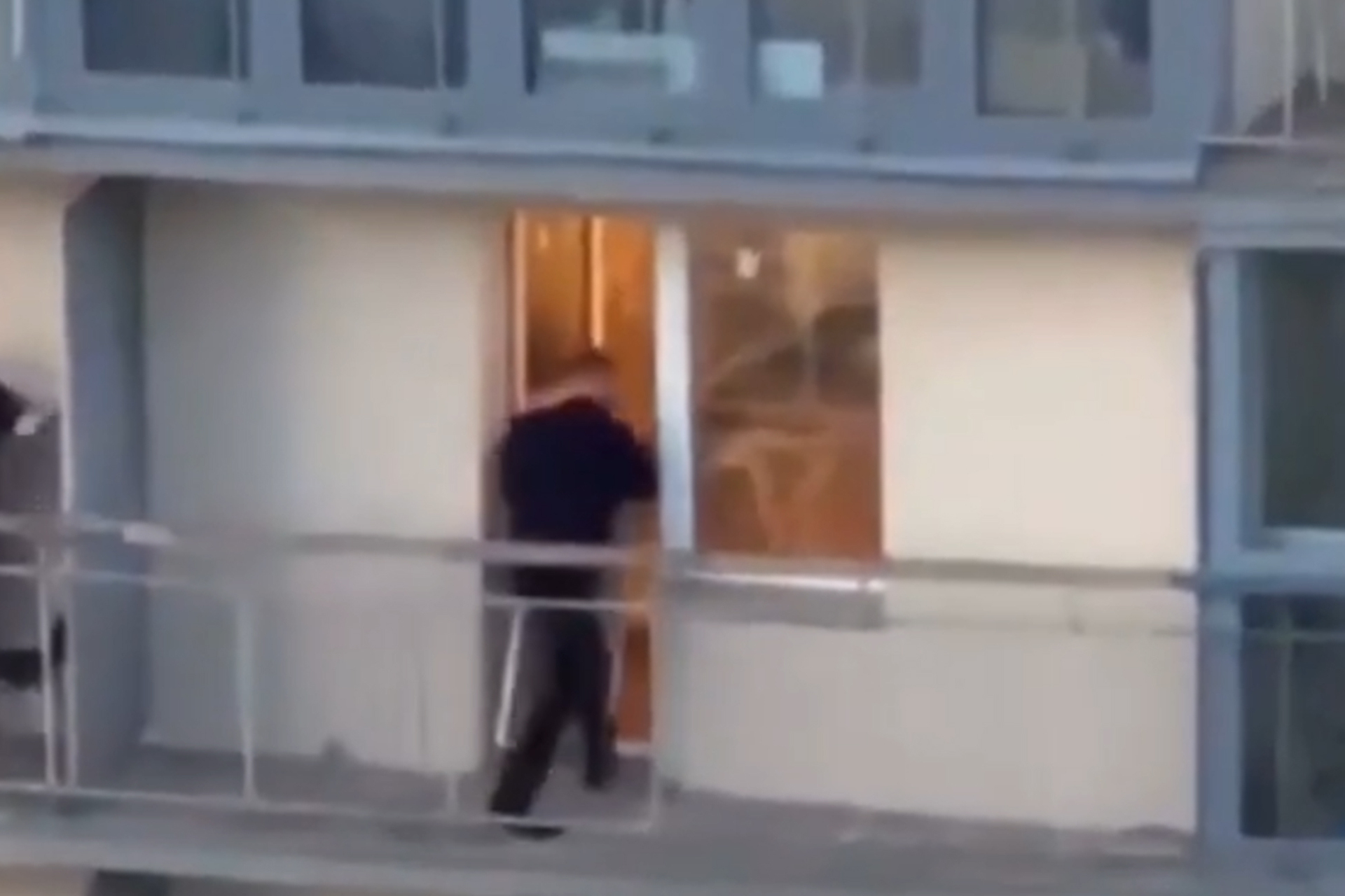 Полицейские предотвратили попытку суицида жителя Подмосковья и попали на видео