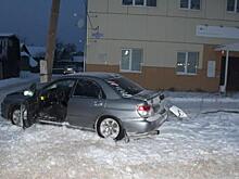 В Кильмези водитель Subaru насмерть сбил молодого человека: после наезда на пешехода иномарка врезалась в столб