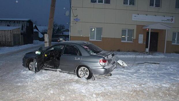 В Кильмези водитель Subaru насмерть сбил молодого человека: после наезда на пешехода иномарка врезалась в столб