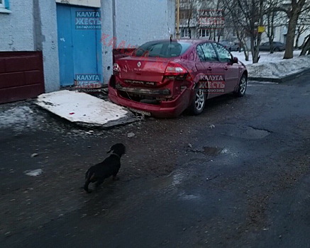 Рухнувший бетонный козырек укоротил иномарку