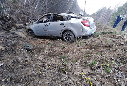 На трассе в Омской области водитель авто погиб, перевернувшись в кювет
